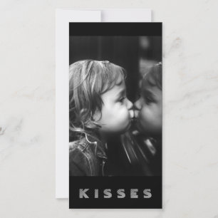 Kisses, flicka som kissar sitt reflekterande B&W-k