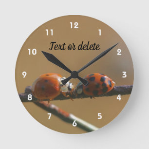 Kissing Ladybugs på en Personlig för trådstäng Rund Klocka