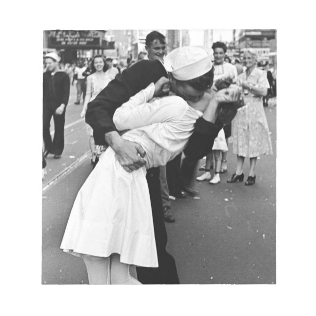 Kissing On VJ Day Världskrig Anteckningsblock (Framsida)