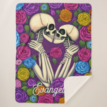 Kissing Skeletons, omgiven av en Blommigt Forest