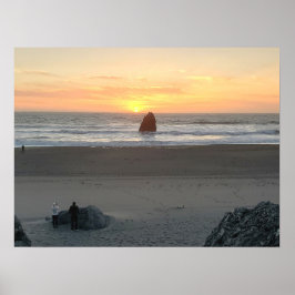 Kissing Sten i Guld Beach Oregon vid Sunset Poster