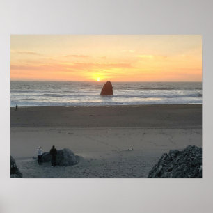Kissing Sten i Guld Beach Oregon vid Sunset Poster