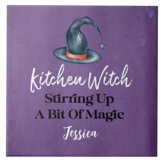 Kitchen Witch Lila Monogrammed Halloween Kakelplatta (Framsidan)