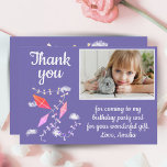 Kites i Himmel Lila Girl Photo Birthday Tack Kort<br><div class="desc">Kites i Himmel Lila Girl Girl Birthday Tack för ditt kort. Utformning av kute med tre drakar i rosa och lila färg. Kiterna flyger i himlar mellan molnen. Lägg till text och foton.</div>