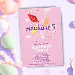 Kites i Rosa Himmel Teckning Kids Girl Birthday Inbjudningar<br><div class="desc">Kites i Himmel Teckning Kids Birthday-inbjudan. Färgfödelsedagskalender med tre drakar i rött,  gult och orange färg. Kiterna flyger i rosa himmel mellan molnen. Lägg till texten.</div>