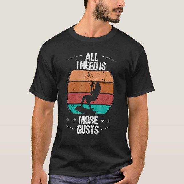 Kitesurfer All I need is more Gusts Kiteboarder Vi T Shirt (Framsida)