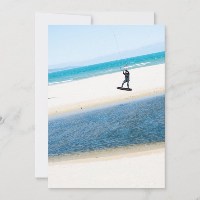 Kitesurfer boosts an luft (Framsida)