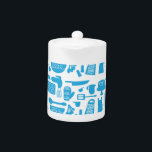 Kitschy Kitchenware Mönster<br><div class="desc">Den här toppen, snygga, blå köksapparaten har allt utom köksdisken. Den här presentdesignen för roligt är både kitschy och coola, så gör ett unikt påstående och skaffa en i dag. Det är också toppen-sassi och fjol!</div>