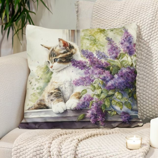 Kitten Cat Lavender Flowers Window Sunlight Kudde (Pillow with the watercolor painting of a cat and a vase of lavender flowers. )