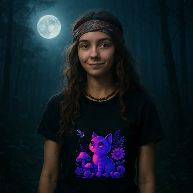 Kitten & Firefly bland svampar T Shirt (Skapare uppladdad)