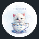 Kitten i Kopp Blåa blommor Sticker Runt Klistermärke<br><div class="desc">Snygg Kitten i Kopp Blåa blommor Sticker</div>