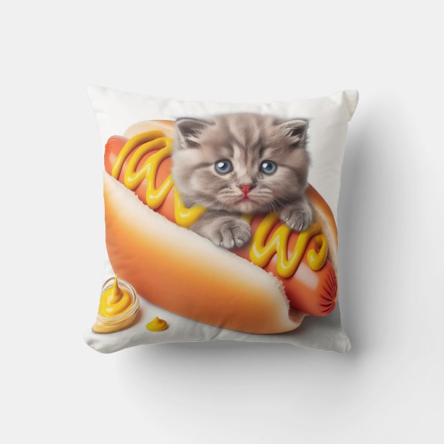 kitten in hot dog with mustard kudde (Framsida)