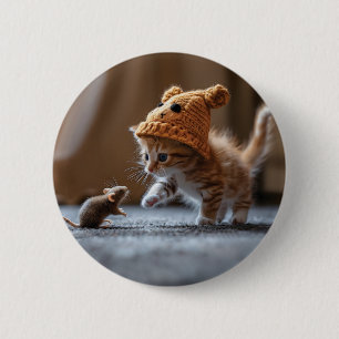 Kitten leker med en liten mus knapp