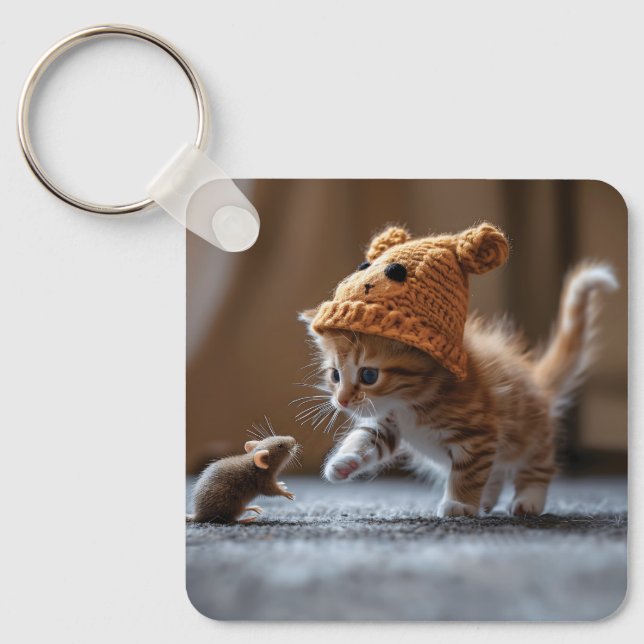 Kitten leker med en liten mus nyckelring (Framsida)