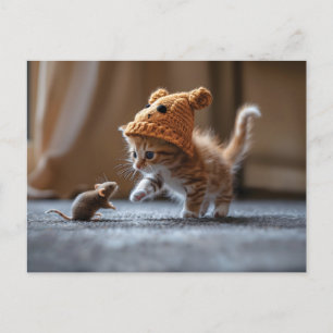 Kitten leker med en liten mus vykort