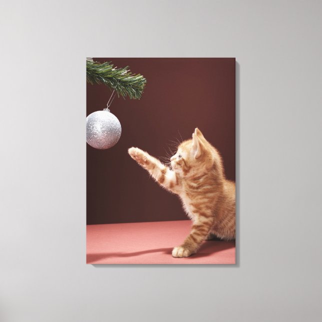 Kitten leker med julbalen i träd canvastryck (Framsida)
