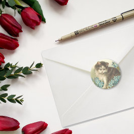 Kitten med Blåa blommor Runt Klistermärke