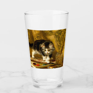 Kitten med färg och penslar glaskopp