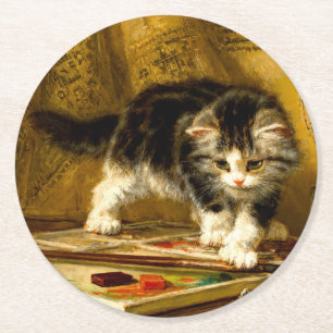 Kitten med färg och penslar underlägg papper rund