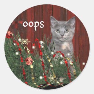 Kitten och fallna Julgran Runt Klistermärke