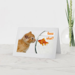 KITTEN OCH FISK ÄR REDO ATT SÄGA GRATTIS PÅ FÖDELS KORT