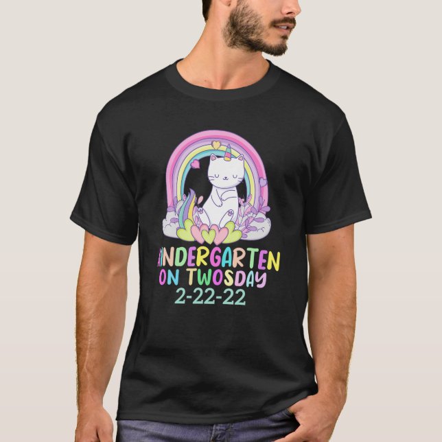 Kitten Rainbow Teaching Kindergarten på 2-dagarsda T Shirt (Framsida)