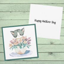 Kitten Sitta i en del blommor Mors dag