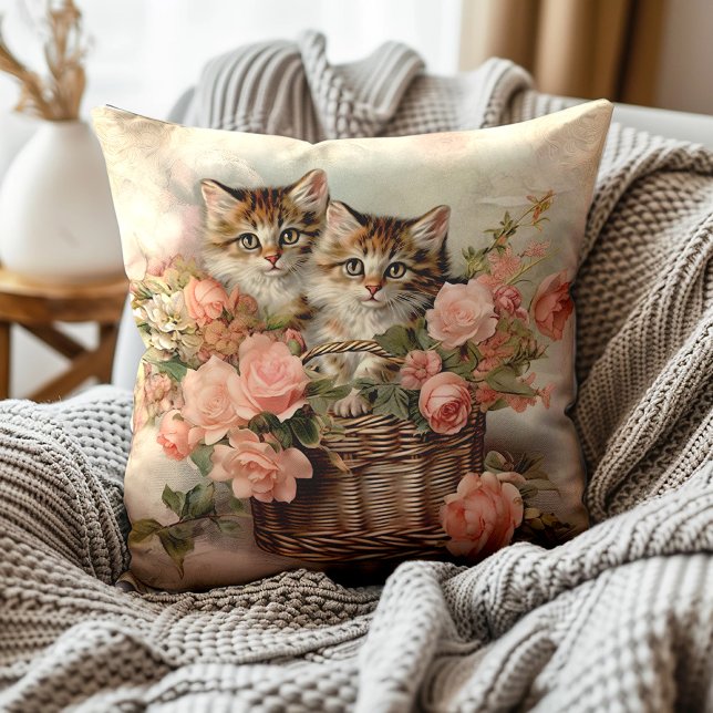 Kittens Basket Rosa ros Vintage Painting Kudde (Vintage kittens, basket, pink roses decorator pillow)