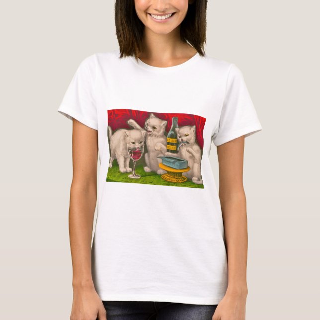 Kittens drickande och ätande av sardinfisk t shirt (Framsida)