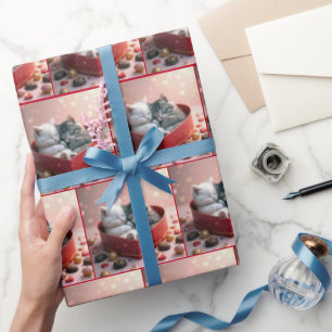 Kittens i en röd hjärtgodis presentpapper