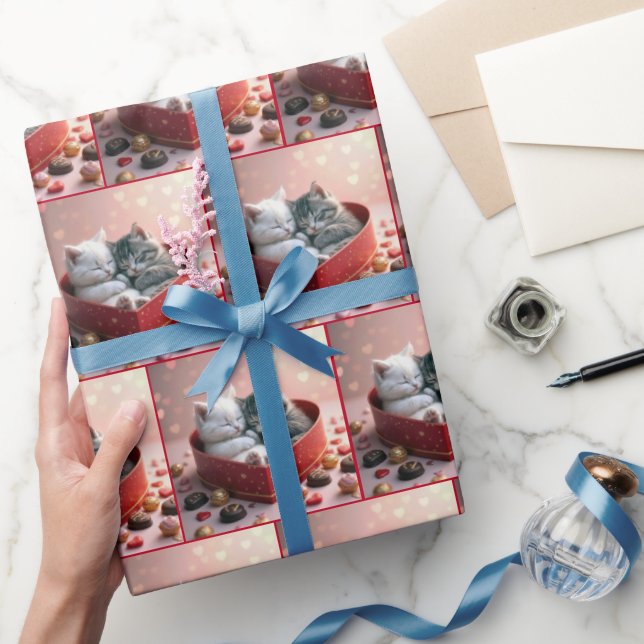 Kittens i en röd hjärtgodis presentpapper (Gifting)