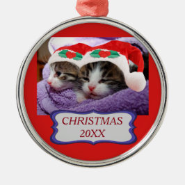 Kittens med Red Santa Hats jul 20XX Round Julgransprydnad Metall