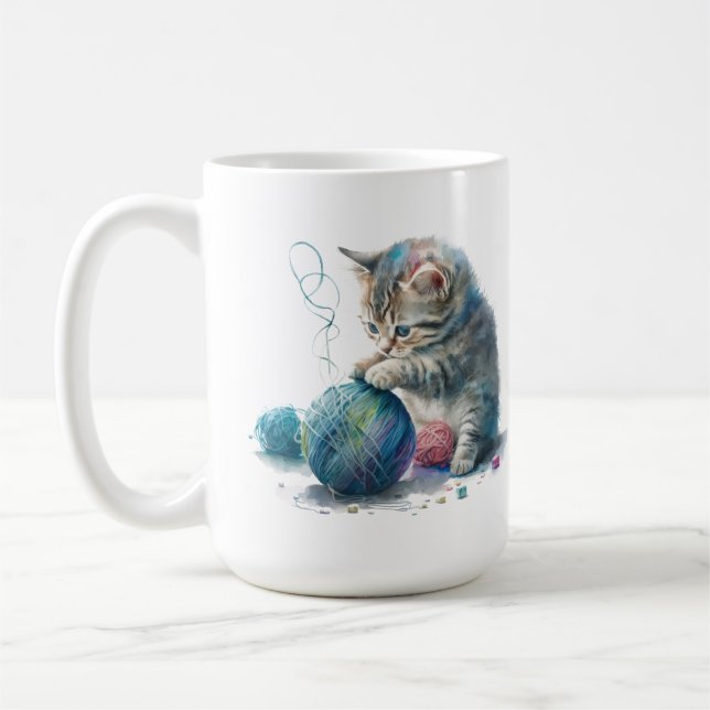 Kittens spelar med Boll i garnet Kaffemugg (Vänster)