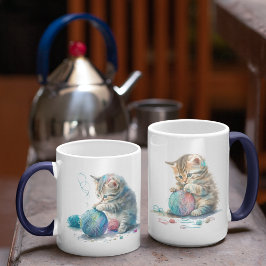 Kittens spelar med Boll i garnet Kaffemugg
