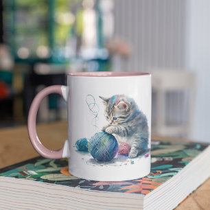 Kittens spelar med Boll i garnet Mugg
