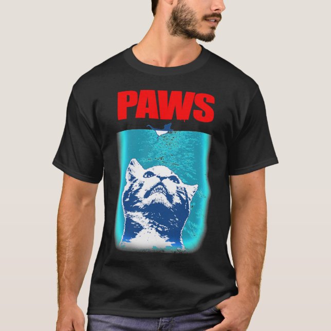 Kitty with large Jaws attacking a mouse PAWS Class T Shirt (Framsida)