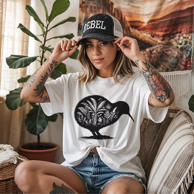 Kiwi fågel med inhemska växter t shirt (Skapare uppladdad)