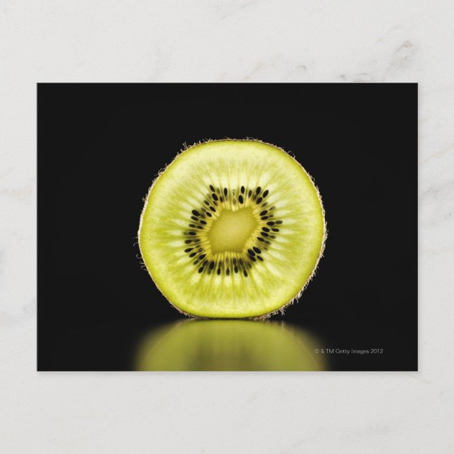 Kiwi frukt, svart bakgrund vykort (Framsida)
