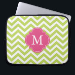Kiwi Grönt & Fuschia Zigzags Mönster Monogram Laptop Sleeve<br><div class="desc">Modern och chic chevron rand och quatrefoil monogramdesign.</div>
