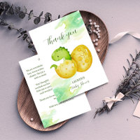 Kläckande snart söt grönt baby dinosaur