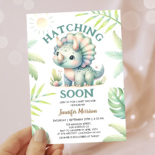 Kläckande snart! Triceratops Dinosaur Baby Shower Inbjudningar