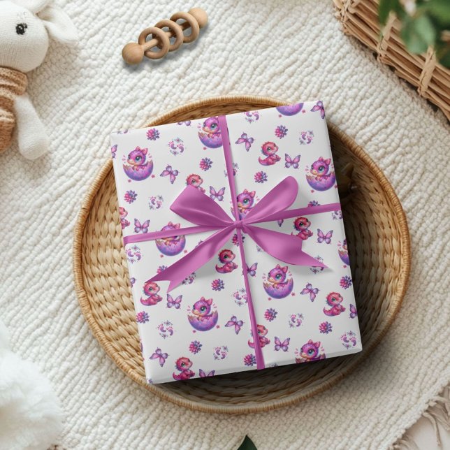 Kläckning snart Baby Cute Dinosaur Baby Shower Presentpapper (Hatching Soon White and Pink Baby Dinosaur Wrapping Paper for Baby Shower)