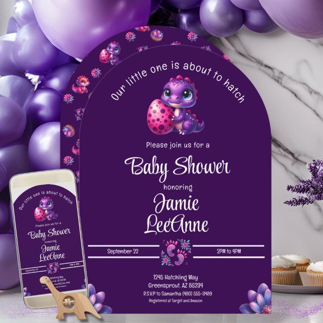 Kläckning snart Baby Dinosaur Lila Baby Shower Inbjudningar (Modern "Hatching Soon" Purple Dinosaur Arch Baby Shower Invitation - Digital and Print)