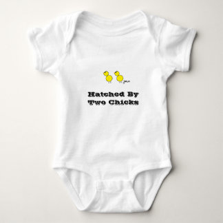 Kläckt av två chicklesbiskföräldrar tee shirt