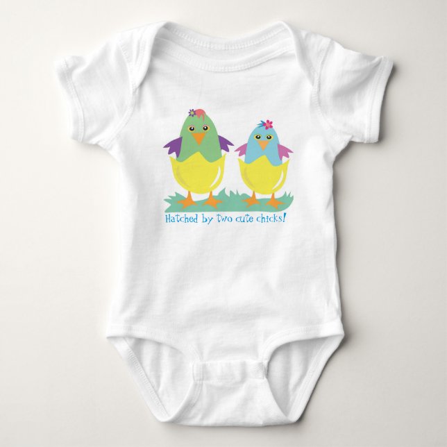 Kläckt av två gulliga chickar t shirt (Framsida)