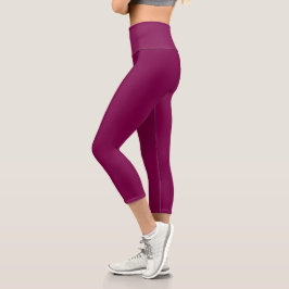 klädd i snygga, högt hålade magenta leggings