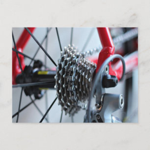 Kläder, möbler, en röd cykel med flera växlar till vykort