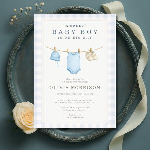 Klädstreck för pojkbarn med blå baby shower inbjudningar