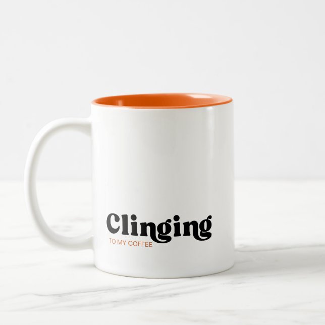 Klamrar mig till mitt kaffe Två-Tonad mugg (Vänster)