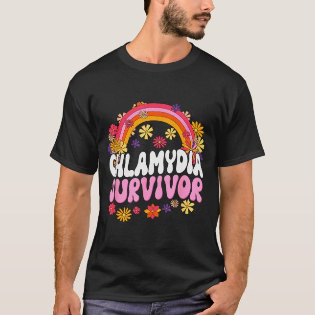 Klamydia överlevare Rolig Grafik  T Shirt (Framsida)